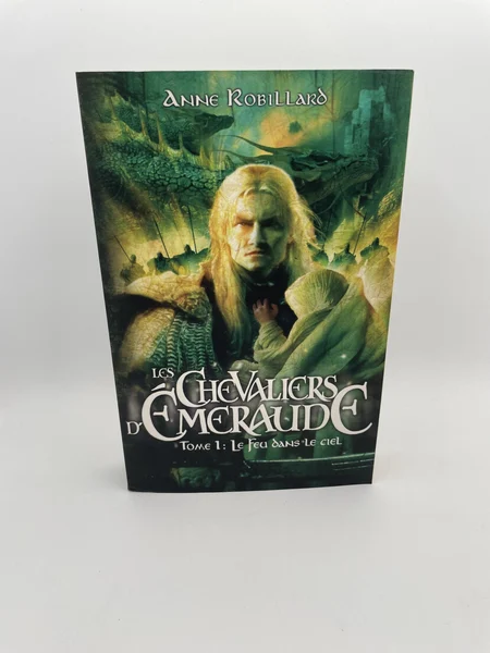 Les Chevaliers d'Émeraude - Tome 1 - Le feu dans le ciel - Anne Robillard - France Loisirs - Livres - Très bon état