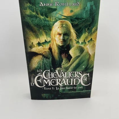Les Chevaliers d'Émeraude - Tome 1 - Le feu dans le ciel - Anne Robillard - France Loisirs - Livres - Très bon état