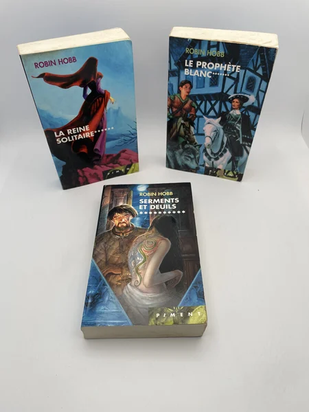 L'Assassin Royal - Tomes 6, 7 et 10 (La Reine Solitaire / Le Prophète Blanc / Serments et Deuils) - Robin Hobb - France Loisirs - Livres - État correct
