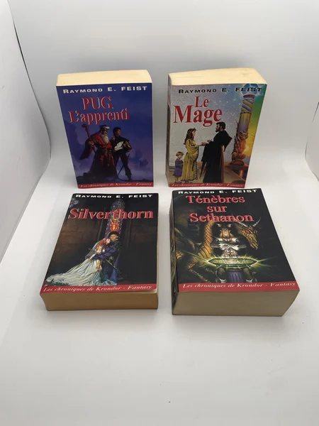 Les Chroniques de Krondor - Tomes 1 à 4 (Pug, l'apprenti / Le Mage / Silverthorn / Ténèbres sur Sethanon) - Raymond E. Feist - Éditions de la Reine Noire - Livres - Très bon état