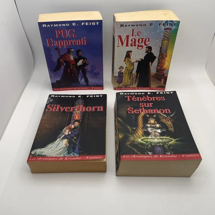 Les Chroniques de Krondor - Tomes 1 à 4 (Pug, l'apprenti / Le Mage / Silverthorn / Ténèbres sur Sethanon) - Raymond E. Feist - Éditions de la Reine Noire - Livres - Très bon état