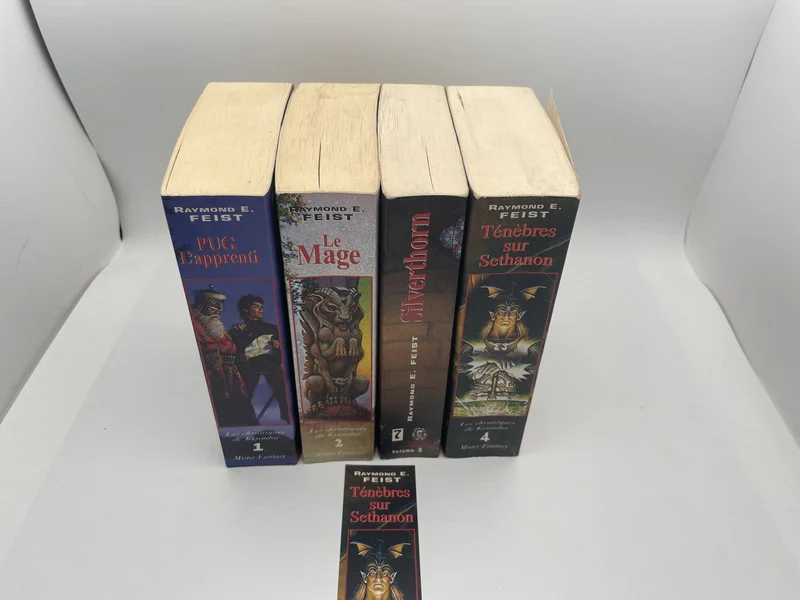 Les Chroniques de Krondor - Tomes 1 à 4 (Pug, l'apprenti / Le Mage / Silverthorn / Ténèbres sur Sethanon) - Raymond E. Feist - Éditions de la Reine Noire - Livres - Très bon état