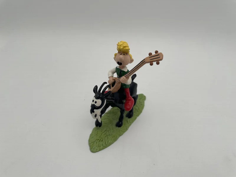 Pirlouit jouant de la guitare à cheval sur biquette - Pixi - Figurines - Très bon état