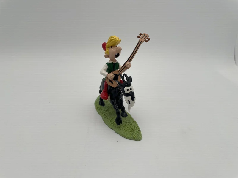 Pirlouit jouant de la guitare à cheval sur biquette - Pixi - Figurines - Très bon état