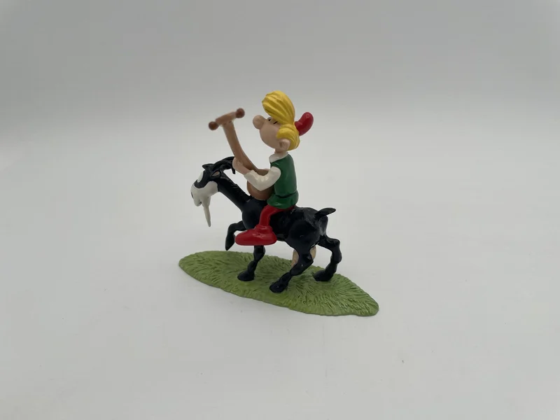 Pirlouit jouant de la guitare à cheval sur biquette - Pixi - Figurines - Très bon état