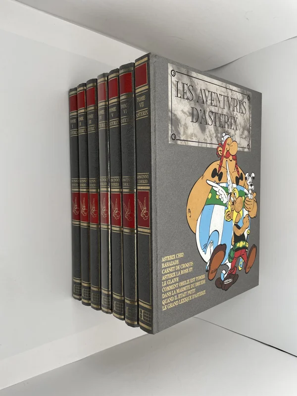 Lancée en 1989 par Hachette en partenariat avec Dargaud, cette intégrale reprend le format inauguré par Rombaldi : des albums regroupés par cinq ou six sous une reliure cartonnée en simili cuir gris, dos toilé, numérotation en chiffres romains sur le bas