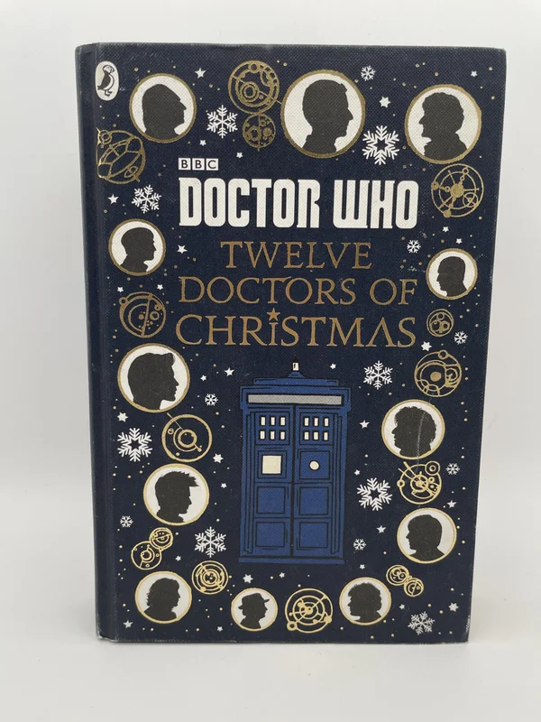 Twelve Doctors of Christmas est un recueil de douze nouvelles festives publié en 2016 chez Puffin Books, dans le cadre de l'univers étendu BBC de Doctor Who. Le principe est aussi élégant que simple : une histoire de Noël par incarnation du Docteur, de