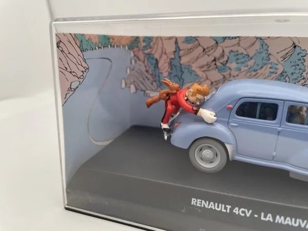 « La Mauvaise Tête » est le huitième album de Spirou et Fantasio, entièrement signé Franquin, où Fantasio se retrouve confondu avec un dangereux criminel lors d'une poursuite sur les routes de Corse. La scène de la Renault 4CV — berline populaire des