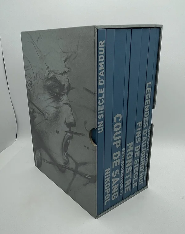 Né dans les ruines de l'ex-Yougoslavie ou dans un Paris livré aux dieux égyptiens, chaque récit d'Enki Bilal interroge un monde qui se délite sous le poids de ses guerres, de ses idéologies et de ses mythes. Ce coffret rassemble son œuvre de bande