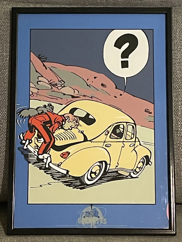 La Mauvaise Tête est le neuvième album de Spirou et Fantasio, dessiné par Franquin et paru en 1954 : l'un des titres phares de sa période la plus inventive, où le trait gagne en dynamisme et l'humour en précision. L'image retenue pour ce poster — un