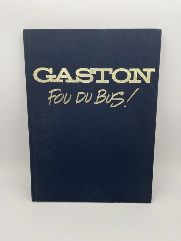 Depuis 1957 et ses premières apparitions dans Spirou, Gaston Lagaffe est devenu l'archétype du gaffeur sympathique, ennemi du travail et bricoleur de génie selon ses propres critères. Cet hors-série de 1987 est une commande de l'Union des Transports