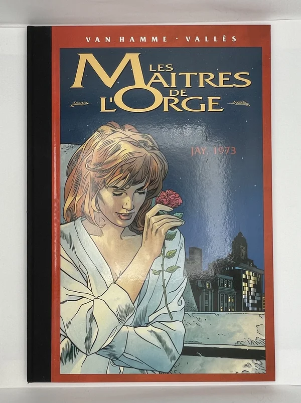 Signée Jean Van Hamme et dessinée par Francis Vallès, la série Les Maîtres de l'Orge suit sur un siècle et demi la dynastie brassicole des Steenfort, des débuts artisanaux jusqu'aux empires industriels. Ce sixième tome, Jay, 1973, s'ouvre à l'heure du
