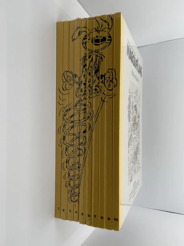 Né dans les pages de Spirou sous le crayon d'André Franquin, le Marsupilami a gagné sa propre série en 1987 avec Batem au dessin — son héritier désigné pour habiter la jungle de Palombie. Cette collection en 10 volumes célèbre le soixantième anniversaire