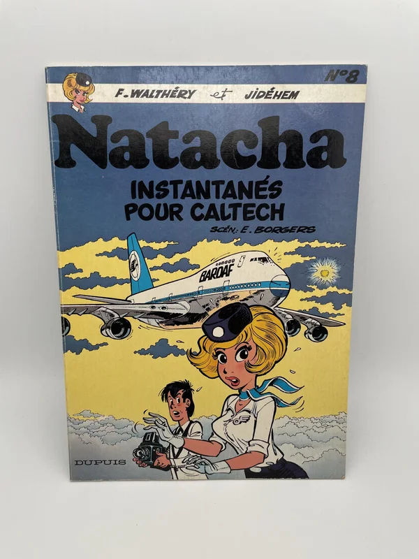 Série populaire chez Dupuis lancée en 1970, Natacha suit les aventures d'une hôtesse de l'air malicieuse et de son coéquipier Walter, sur des scénarios qui mêlent gags professionnels et intrigues à rebondissements. Dans ce huitième tome, signé au