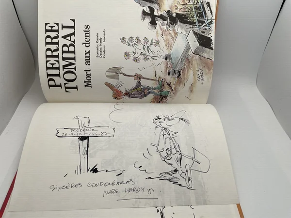 Pierre Tombal est un fossoyeur au cimetière improbablement animé, entouré de morts bavards et facétieux. La série de Raoul Cauvin et Marc Hardy, lancée chez Dupuis en 1985, tient son registre avec une constance remarquable : humour noir, réparties