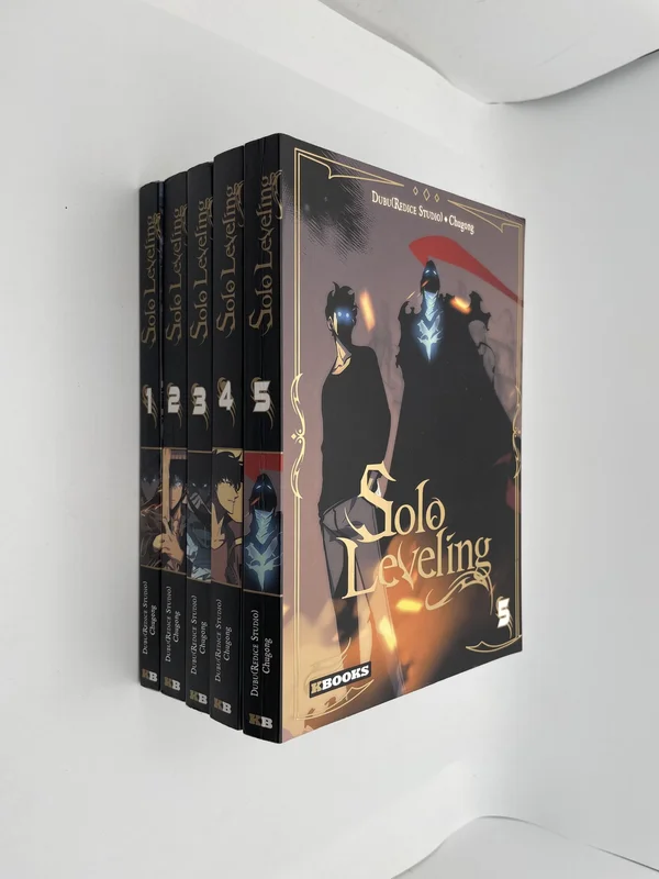 Solo Leveling est l'un des webtoons coréens les plus retentissants de la décennie : scénarisé par Chugong et mis en images par Dubu (Redice Studio), il suit Sung Jinwoo, chasseur de rang E — le plus faible de tous —, qui se retrouve seul face à un