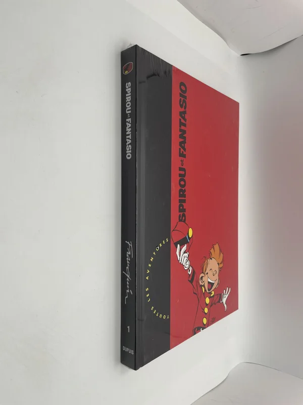 Premier des dix volumes que Dupuis a consacrés à l'ère Franquin dans sa grande intégrale chronologique de Spirou et Fantasio, ce tome rassemble les albums du début de la période où André Franquin, encore très jeune, reprend le flambeau de Jijé et forge