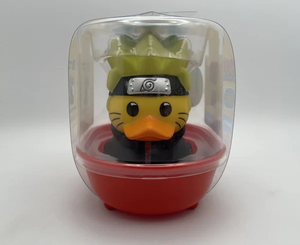 Naruto Shippuden est l'arc majeur du manga de Masashi Kishimoto : l'histoire de Naruto Uzumaki, jeune ninja marqué au sceau du renard à neuf queues, devenu l'un des personnages les plus reconnaissables de l'animation japonaise. La marque Tubbz décline