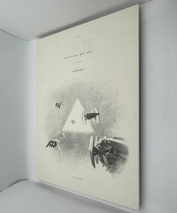 Universal War Two est la suite directe de la saga de Denis Bajram, publiée chez Casterman. Trente ans après la Première Guerre Universelle, la civilisation tente de se reconstruire quand un gigantesque triangle d'obscurité surgit devant la flotte en